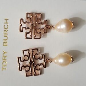 TORY BURCH  BRITTEN DOUBLE LOGO T PEARL DROP